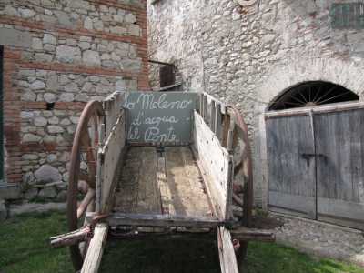 Situato in una zona densa di storia, conservato in ottime condizioni e unico del suo genere. E' il "Moleno d'acqua del ponte", quello che sarebbe l�unico mulino ad acqua funzionante in Puglia: un gioiello nascosto nell'agro di Bovino, piccolo borgo collinare della provincia foggiana